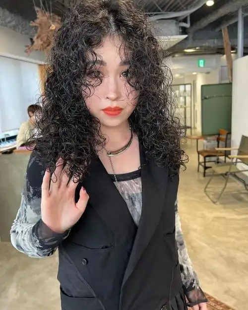 时尚前探的齐刘海小卷发时尚前探的齐刘海小卷发是