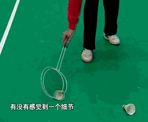 怎么用羽毛球拍优雅的捡球学会再也不用手捡了1