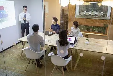 商务人士在会议室讨论_图片大全—全景创意图库(quanjing.