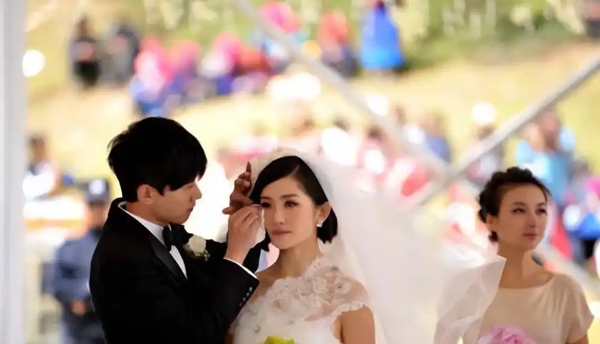 张杰晒照为谢娜庆生,娜姐靠老公怀里一脸甜笑,结婚12年甜如蜜