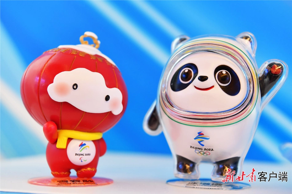 近观冬奥憨态可掬的冰墩墩雪容融