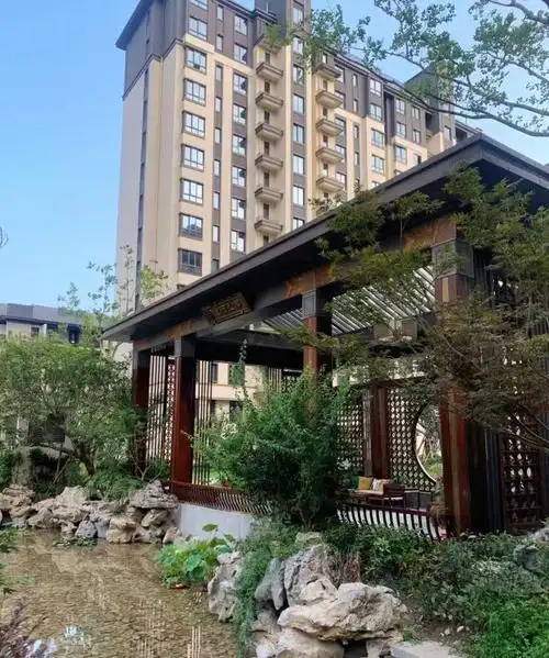 地铁1号线宝安公路3公里,7,15号线顾村公园3公里,上城院子售展中心