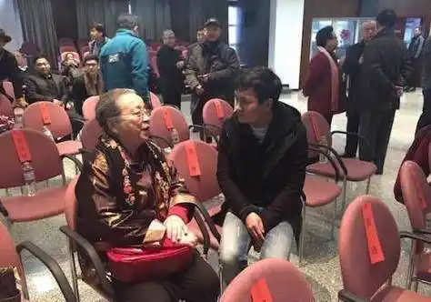 原创84岁李明启露面白发苍苍笑容很慈祥穿着讲究打扮的很富态