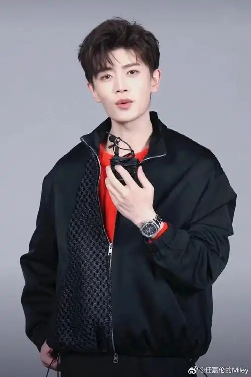 你唇角的春风无论哪个词都及不上你半分的惊艳99#烈焰#99#任嘉伦