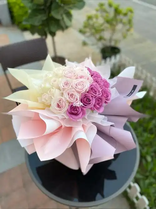 520渐变色33朵玫瑰花束