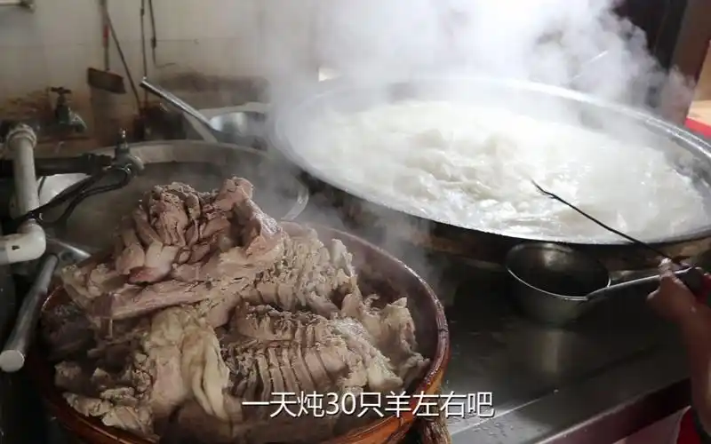 山东排名前三的羊肉汤店2米大锅一天煮30只羊人均20元吃到撑