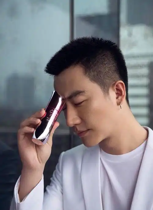 黄轩新造型:寸头发型,银色耳钉,痞帅十足!