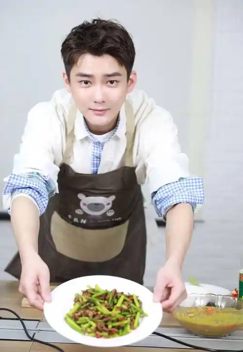 熊梓淇化身居家好男人,上得厅堂下得厨房,那叫个帅!_哥哥_条纹_男孩子
