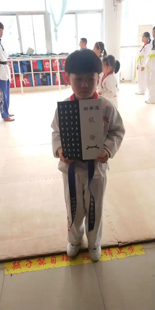 寒假生活开始了,我的跆拳道又升了一级,蓝带喽!