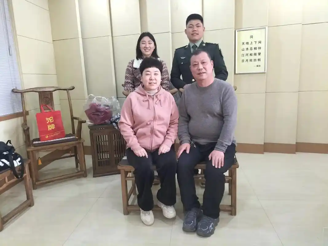 外甥从军快三年,今天第一次探亲,昔日懵懂少年历练成威武英姿军 - 抖