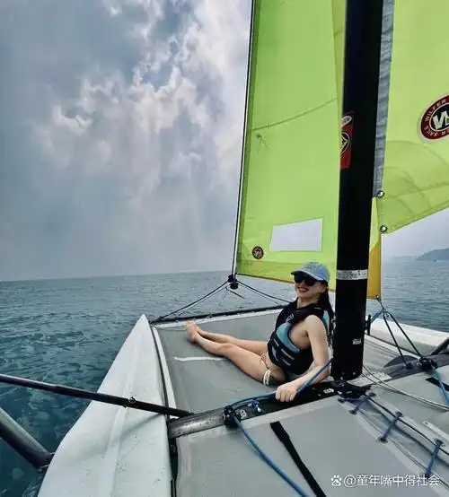 朱珠晒度假泳装照,这才是明星真实身材,网友直呼和自己和解了!