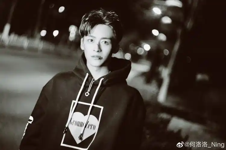 恭喜何洛洛通过北京电影学院艺考弟弟继续冲啦期待好消息