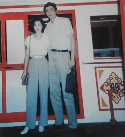 汪嘉伟常常忙到半夜才能休息,和妻子儿子联系的时间也是渐渐减少,有时