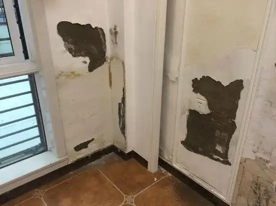 装修两年没住人,现在就一个主卧室的墙烂成这个样子,求解救办法