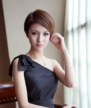 一九分的女生包头烫短发发型,沙宣中短发直发发型,对中年女士来说