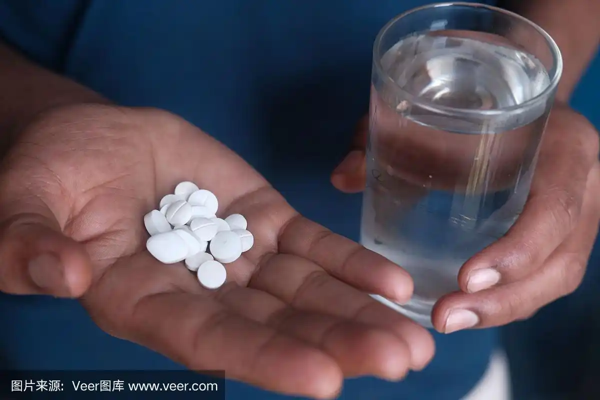 男子手吃药的特写