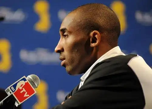 图文:[nba]湖人备战总决赛 科比俊朗侧脸