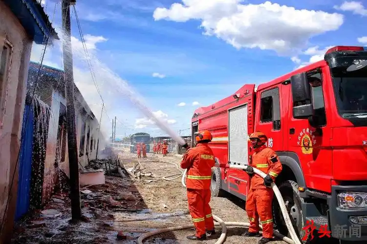 森林消防员利用消防车灭火