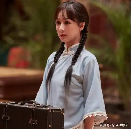 民国风的杨紫:精致的脸蛋,浅蓝色上衣,双马尾学生造型