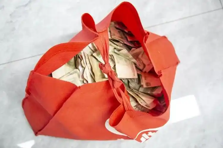 近日,家住高明区杨和镇的黄先生提着一个红色的袋子,急匆匆地跑到杨和