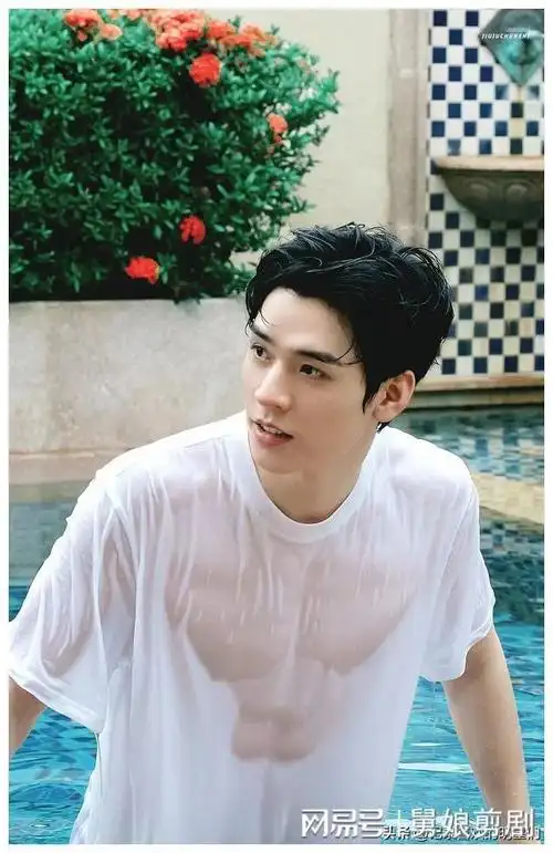 看看男演员们的腹肌一个比一个帅!