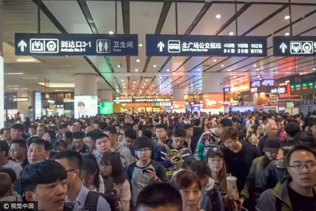 北京南站迎返程客流高峰人潮拥挤堪比春运