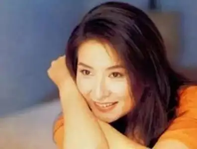 步步高升的光环下,让人惊讶的是,陈淑桦对母亲徐慧的依赖程度超乎想象