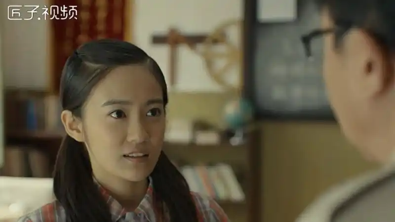 汤梦佳饰安静,一个温文尔雅,楚楚可人的少女,漂亮,安静,却又骨子里