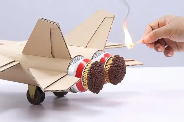 能人小伙利用废纸箱手工制作双喷战斗机为祖国庆生