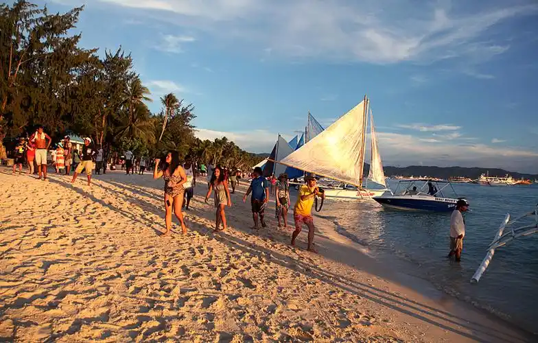海滩一道美景,美女比基尼看个够
