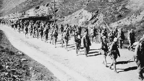 我军进军宁夏尖刀连被压在山沟指导员带头走向敌军反败为胜