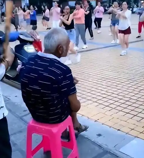 广场上拉客进行快餐交易五十一次八旬老大爷也参与其中