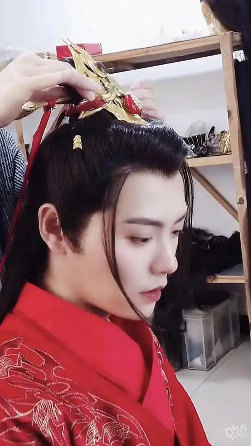 【肖宇梁】这里收集一些红衣服的小月亮图