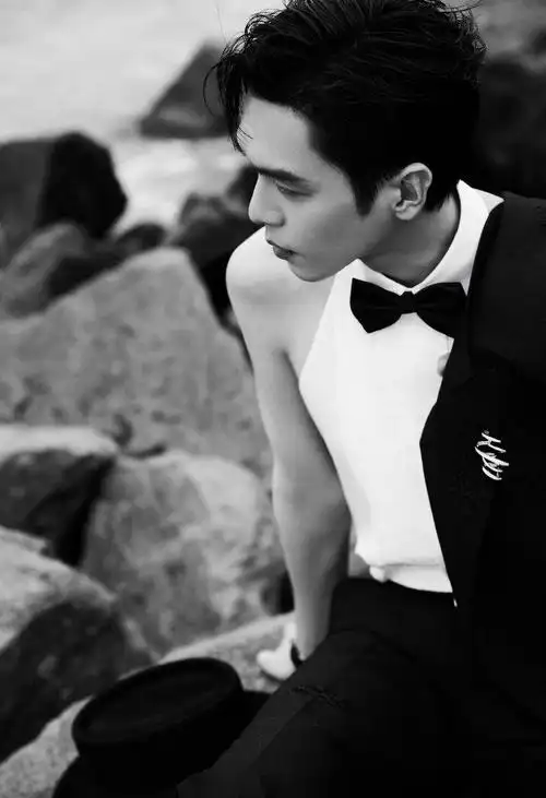 张若昀西装下是露背内搭救你是怎么说服张若昀穿这个的