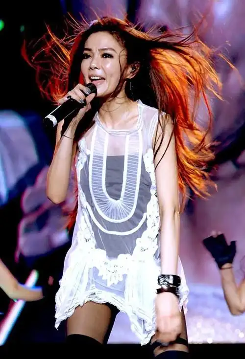 17岁坐轮椅,被亲爸坑2亿,都说她是最"惨"浪姐,内地却无人识