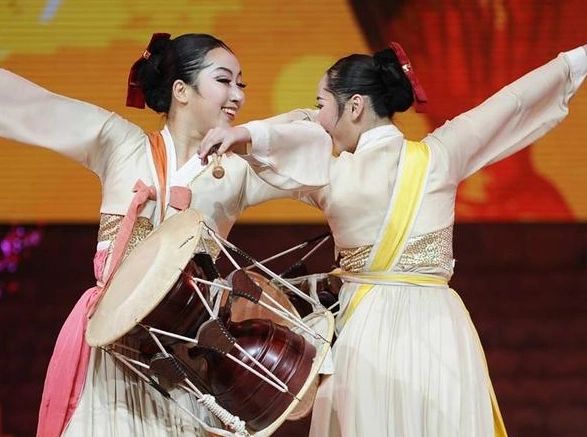 随着延边民俗旅游的发展,朝鲜族长鼓舞逐渐推广开来,而平时在民间