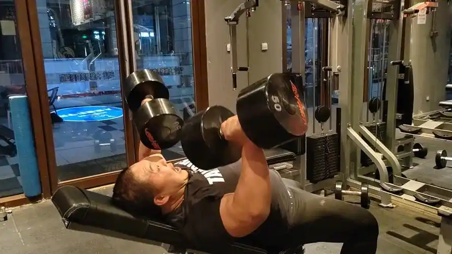 常熟阿诺哑铃上斜50公斤#唯有训练不可辜负#大重量训练#练胸日#健身