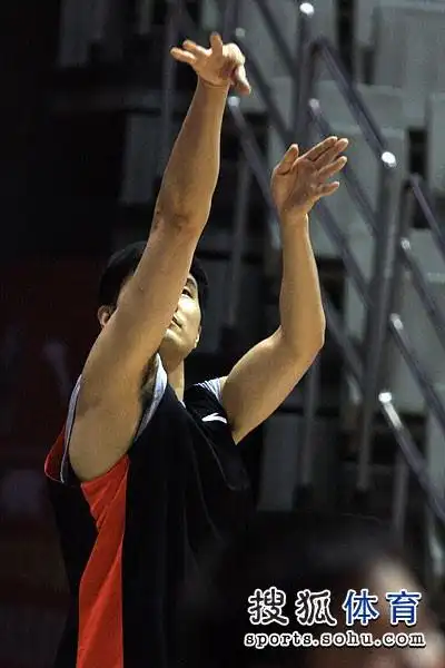 王仕鹏出手投篮