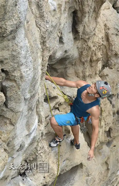 rockclimbingtheeurhythmicsofthecliff炫酷攀岩峭壁上的艺术体操