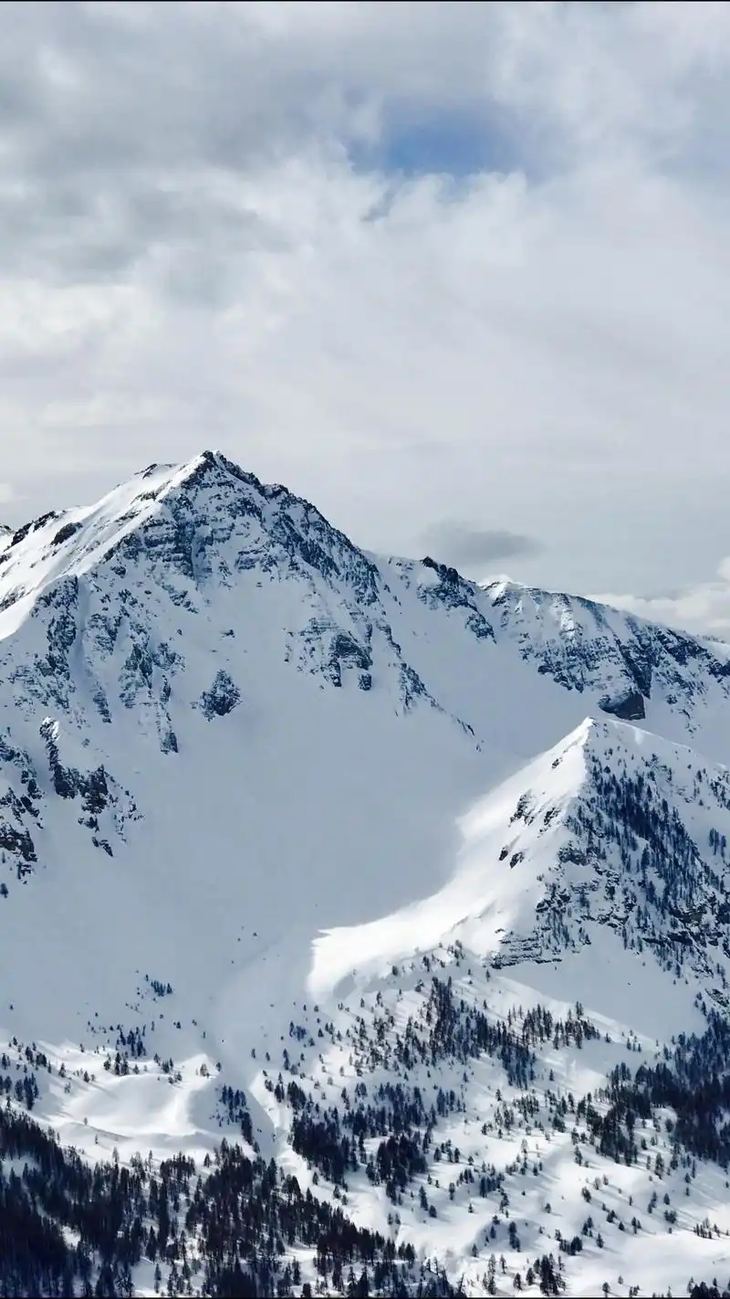一片片雪花,一片片松软,冬天来了!踏雪而行,留下深深的足迹 - 抖音