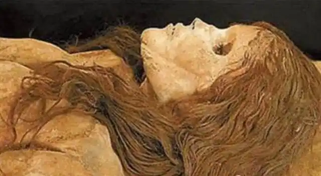 她35岁微笑去世,4000年了依然白肤栗发,容貌复原后美到心醉