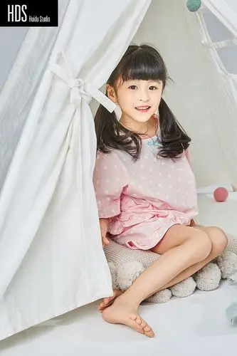 儿童小女孩童装模特家居服室内布景拍摄