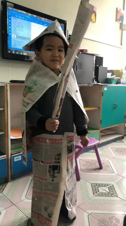 由于班上报纸不够,这次老师教了宝贝们折帽子,在家爸妈可以给报纸小