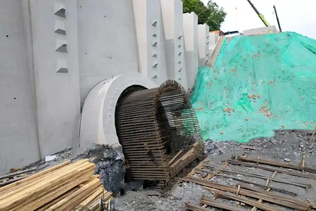 全国高铁跨度最大中承式钢管混凝土拱桥完成浇筑