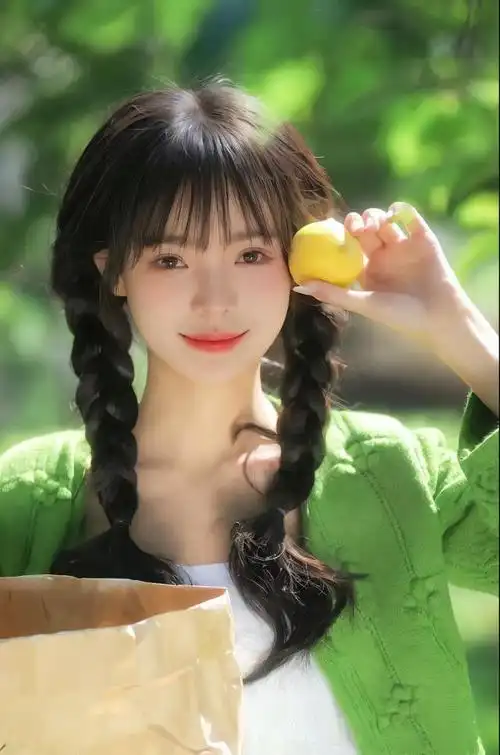 在那抹绿色的阳光里,一个女孩静静地坐在果树下,马尾辫随着微风飘动.