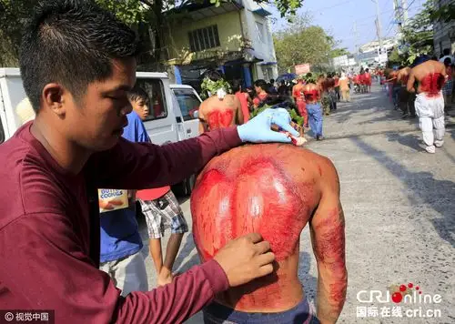 菲律宾信徒庆祝耶稣受难日 鞭打背部游街(组图)