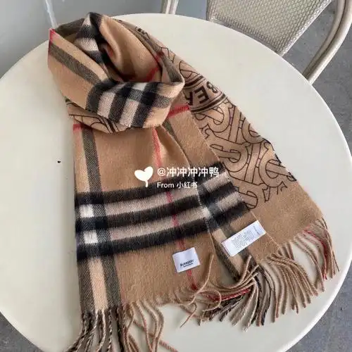 巴宝莉双面徽章羊绒围巾