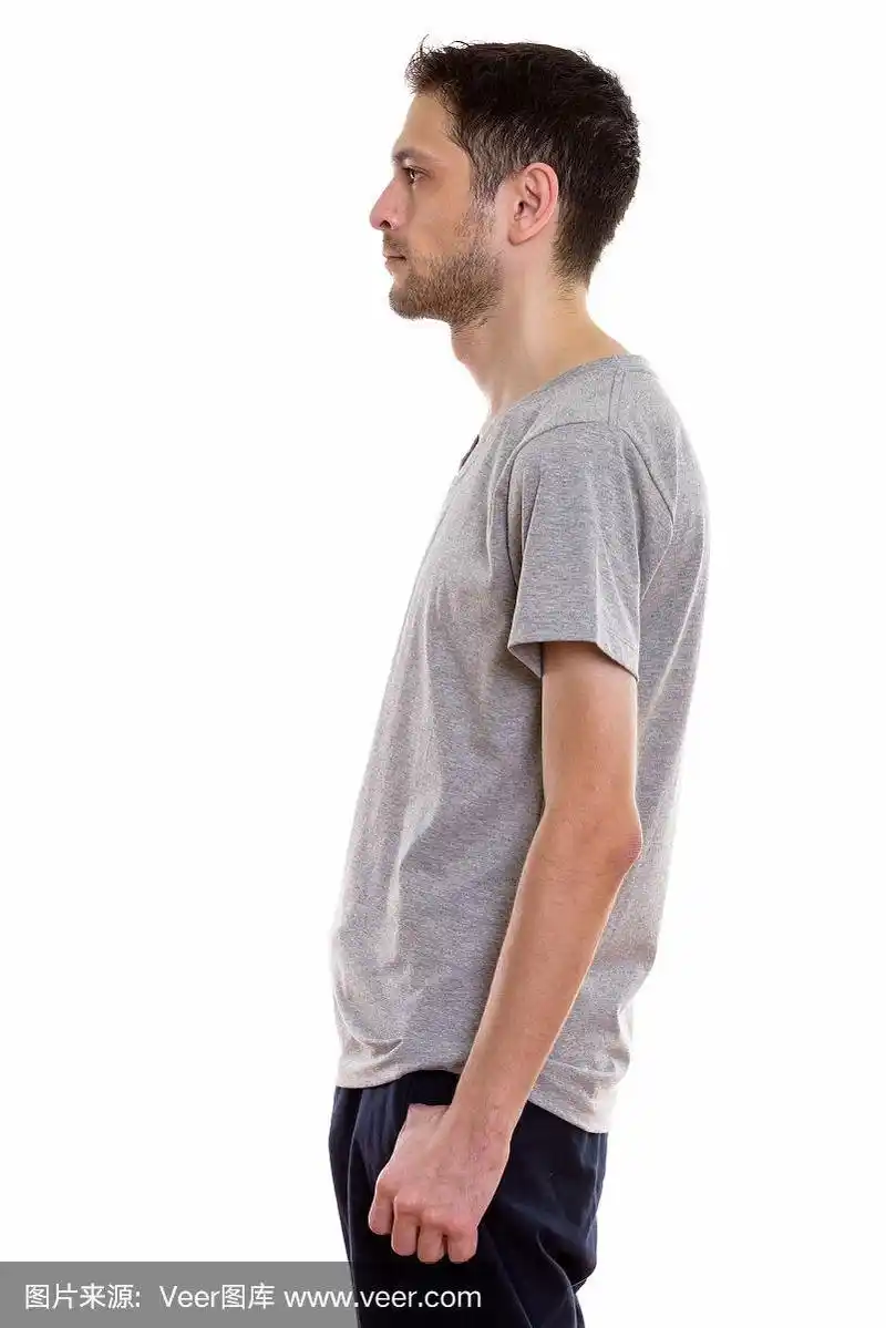 年轻男子站立的侧面图