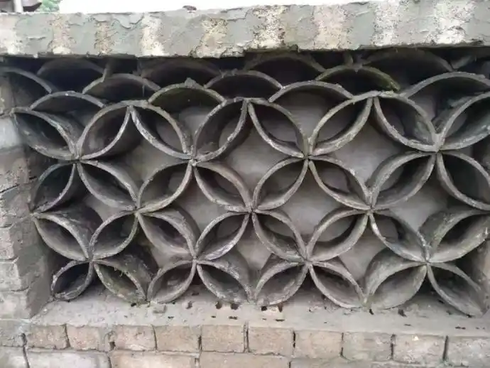 这些资料,沈黎和丈夫做出了好几个小景,特别是就地取材用瓦片做的花墙