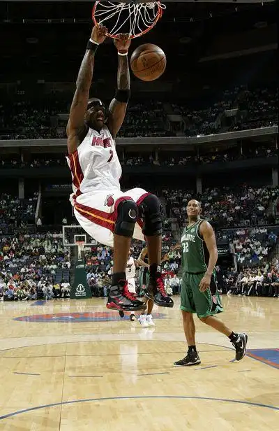 图文:[nba]热火胜山猫 小奥尼尔大力灌篮